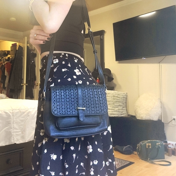 ⚡️EVERYTHING MUST GO⚡️Crossbody purse⚡️WHOLE PAGE $25 &UNDER⚡️ - Picture 1 of 7